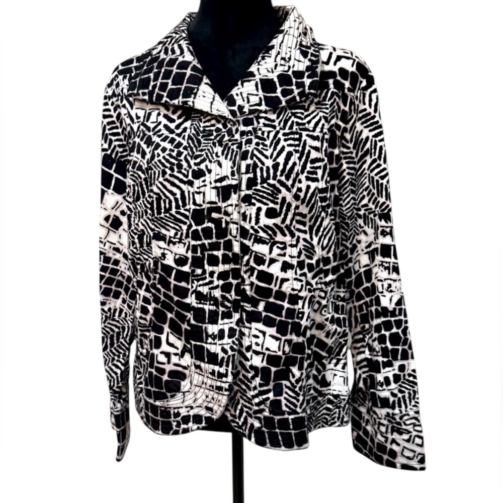Chico’s Button-Up Black/White Snow leopard Print Artistic Jacket Size M